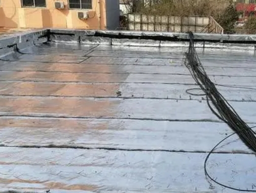 平罗卫生间漏水维修公司分享下平罗屋面楼顶防水刚性防水层施工要点。